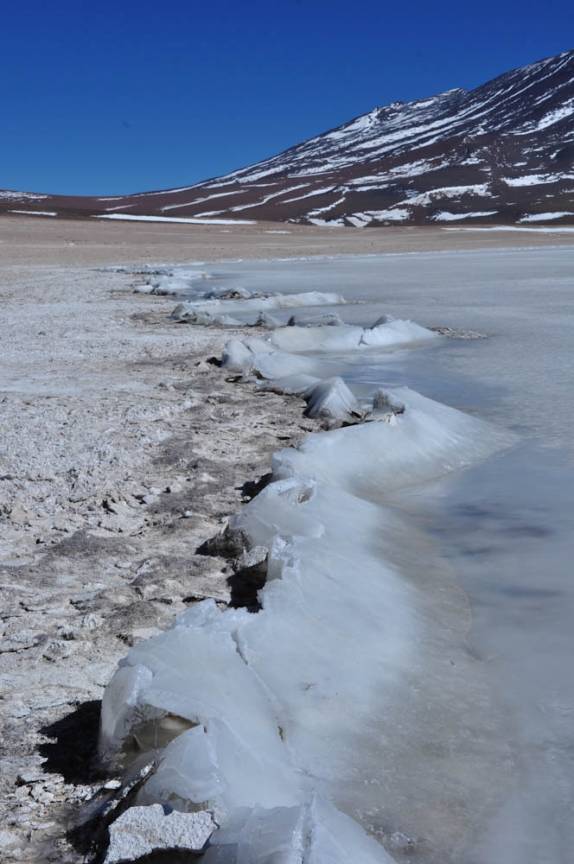 Gelo retorcido da Laguna Blanca, no caminho para a Laguna Colorada, no sudoeste da Bolívia